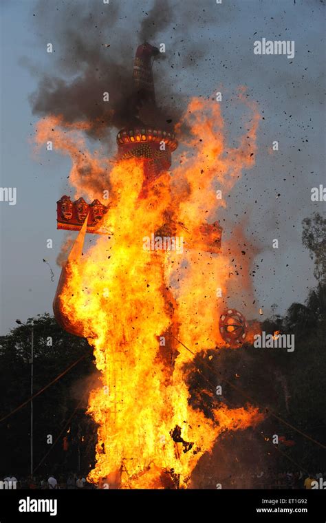 Ravan effigy statue hi-res stock photography and images - Alamy