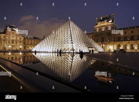 Le Louvre museum Pyramid Paris at night Stock Photo - Alamy