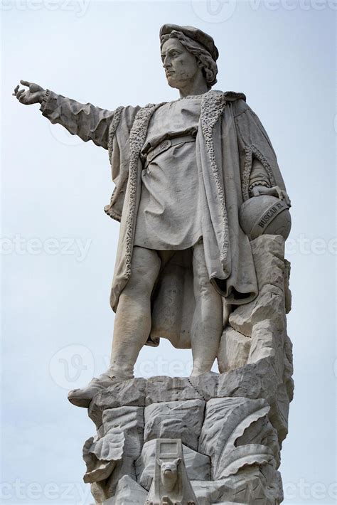 christopher columbus statue in italy 20338522 Stock Photo at Vecteezy