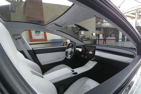 Tesla Model 3 Interior in Broad Daylight Looks like Something's Missing - autoevolution