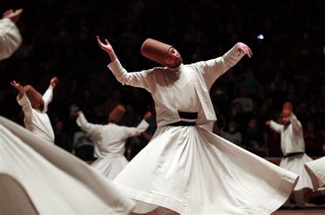 Spinning Away: The Origin of Egypt’s Folkloric Tanoura Dance | Egyptian ...