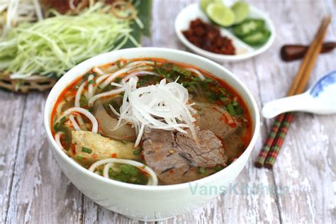 Van's Kitchen: Bun Bo Hue, Vietnamese spicy beef noodle soup