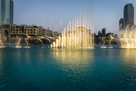 Dubai Fountain | The Dubai Fountain show at the Dubai Mall i… | Flickr