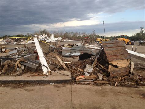 PHOTO GALLERY: Moore Tornado Damage – 104.5 WOKV