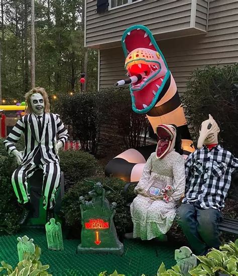 23 Spooky Beetlejuice Yard Decoration Ideas | Munchkins Planet