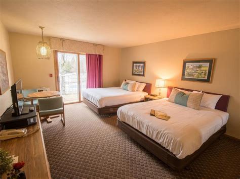 Traditional Hotel Room with Two Queen Beds | Somerset Inn & Suites