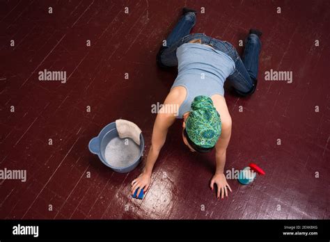 Knees scrubbing hi-res stock photography and images - Alamy