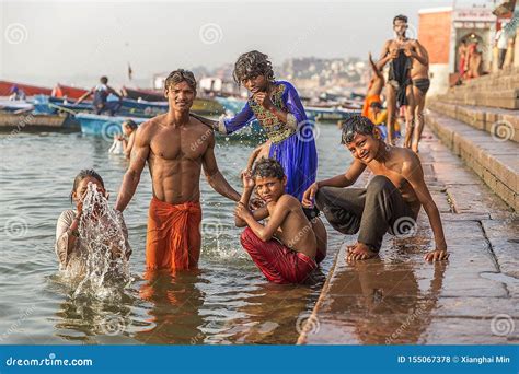 Eine Familie, Die Im Ganges Badet Redaktionelles Stockfoto - Bild von gang, wäsche: 155067378