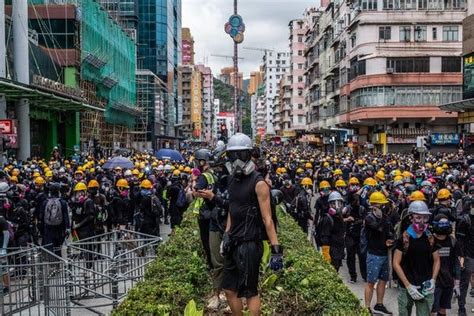 Hong Kong Convulsed by Protest as Police Fire Tear Gas Into Subway - The New York Times