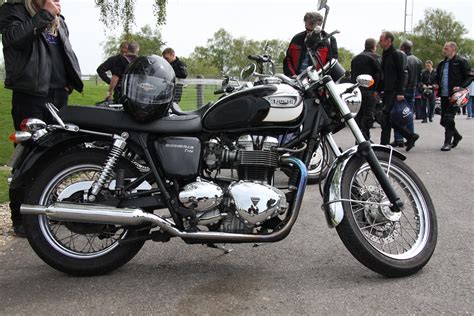 Fichier:Triumph Bonneville T100.jpg — Wikipédia