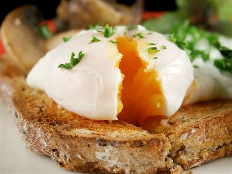 Epinards aux oeufs pochés et au basilic : Recette de Epinards aux oeufs pochés et au basilic