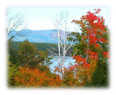 Fall Foliage and Leaf Peeping Around Lake Winnipesaukee in New Hampshire