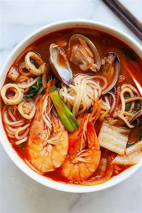 Jjamppong (Korean Seafood Noodle Soup) - Rasa Malaysia