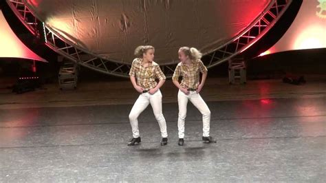 This Clogging Duo Get the Crowd in an Uproar With Their Amazing Moves