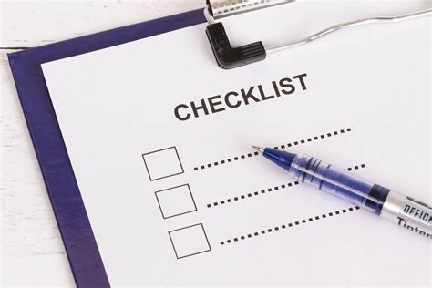 Man filling out Audit Checklist - Creative Commons Bilder