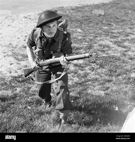 An infantryman with combat wrapping and a Lee Enfield rifle with stuffed bayonet Stock Photo - Alamy