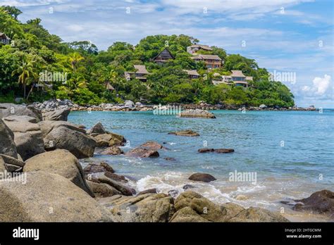 Rocky shore with blue waters at Playa de los Muertos beach at Sayulita, Nayarit, Mexico Stock ...