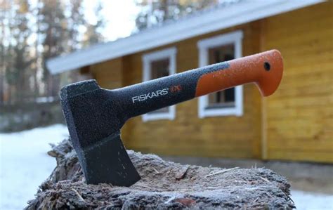 Throwing Axe Vs Tomahawk: What's The Best Option? | Defiel - Prepper ...