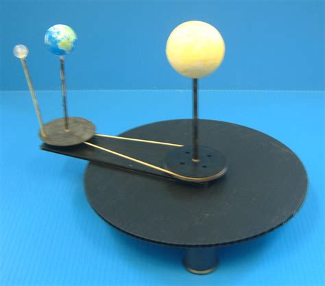 an object that looks like it is spinning around on a blue surface with other objects