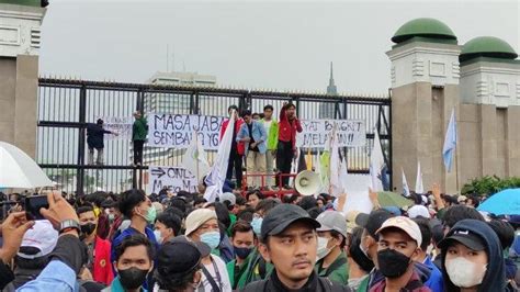 Masa Aksi Mahasiswa Mulai Orasi di Depan Gedung DPR RI, Ruas Jalan Gatot Subroto Ditutup ...