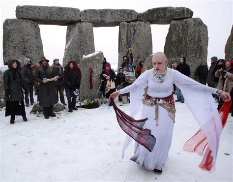 Druids Celebrate Winter Solstice At Stonehenge | Snow chaos | Pictures ...