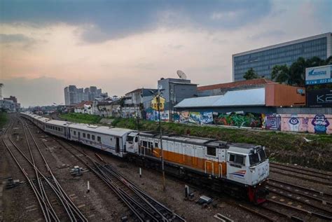 Kereta Anjlok, Perjalanan KA Tujuan Bandung Sempat Terganggu | Republika Online