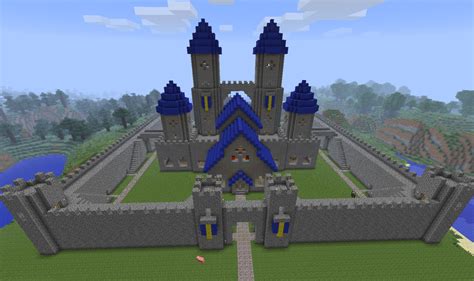 Minecraft Castle ideas | I love that courtyard, including the walkways leading from the castle ...