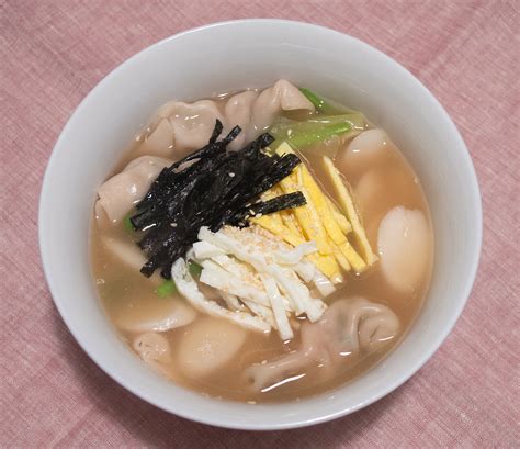 Mandu Guk (만두국) - Dumpling Soup Recipe - Everybunny Eats