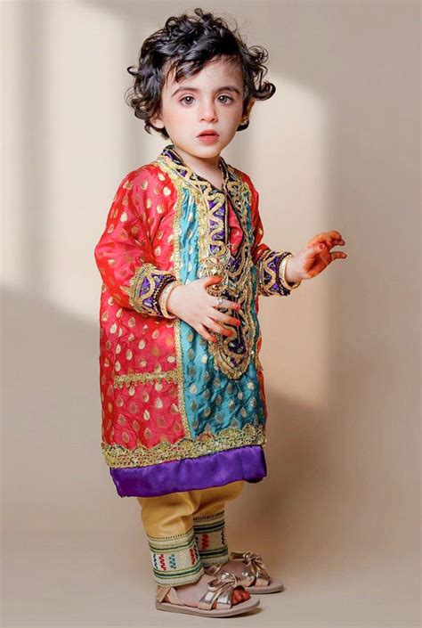 an Arab child from Oman wearing traditional dress 🇴🇲. : r/pics