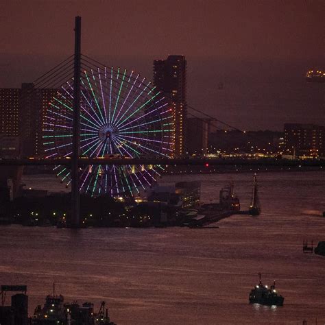 The giant Ferris wheel of Osaka at dusk | Giant ferris wheel, Ferris ...