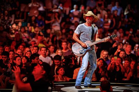 Kenny Chesney Reveals Stadium Dates for 2016 Spread the Love Tour