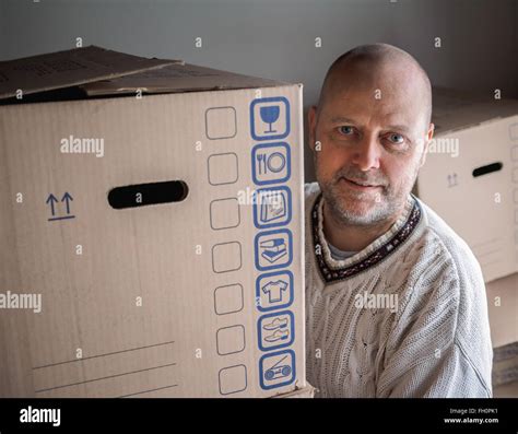 People moving house, man carrying moving boxes Stock Photo - Alamy