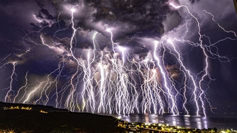 Kids News: Amazing photo shows three types of lightning and 100 lightning strikes | KidsNews