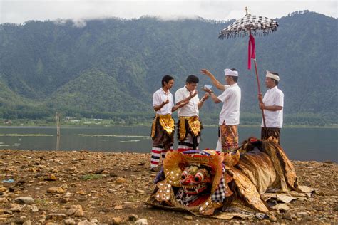 How do people honor the dead around the world? Funeral Traditions — The Living Urn