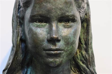 C20th Bronze bust of a Young Woman by Robert Hunt SPS , Signed with initials - Decorative Items