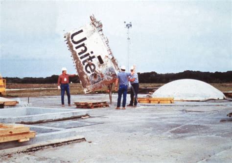 33 Photos Of The Challenger Explosion And Its Devastating Aftermath