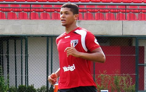 Denilson confunde horário de treino do São Paulo e fica fora de ...