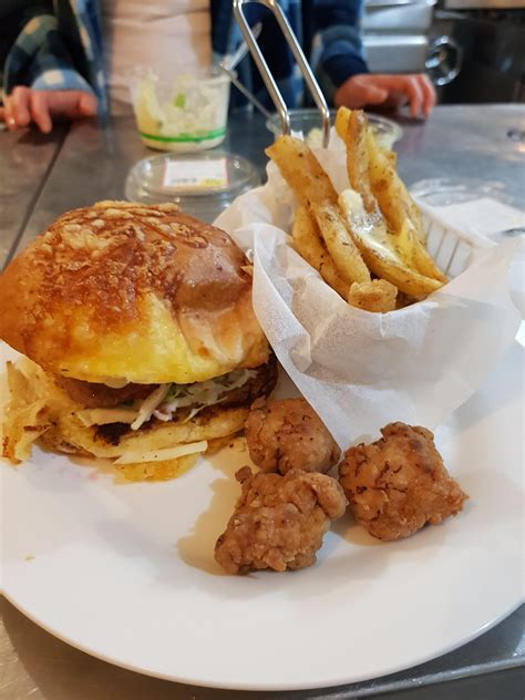 [Homemade] Southern fried chicken burger with coleslaw honey butter sauce and cheesy bun toasted ...