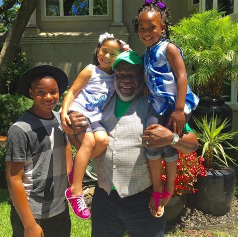 WOW!!!!!! See Bishop Td Jakes with His grandchildren....