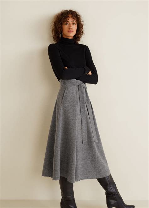 Flared long skirt in 2020 | Flare skirt outfit, A line skirt outfits, Long black skirt outfit