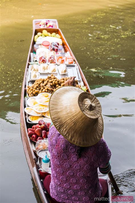 Matteo Colombo Photography | Typical boat at Damnoen Saduak floating ...