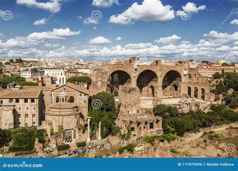 The Ruins of the Roman Forum with the Basilica of Maxentius and Constantine, Rome Stock Photo ...