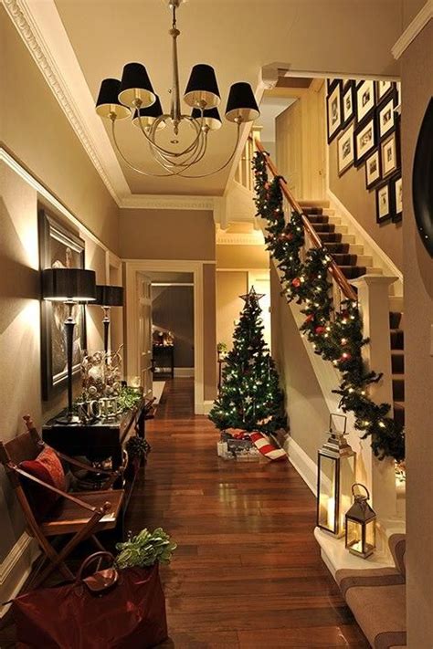 23 Welcoming And Cozy Christmas Entryway Décor Ideas - DigsDigs