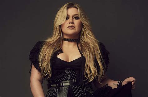 Kelly Clarkson Looks Back at the End of a Relationship in New Song 'Roses'