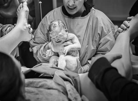 Giving Birth - 20 Photos That Capture The 'Miracle Minute' After Giving ...