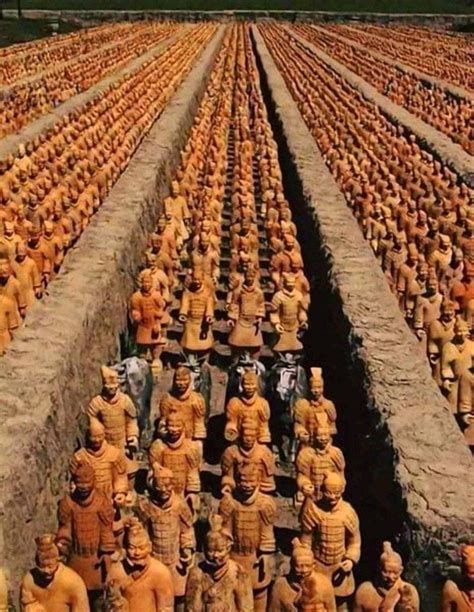 por mas de 2000 años 8000 soldados de barro protegieron la tumba del emperador chino ...