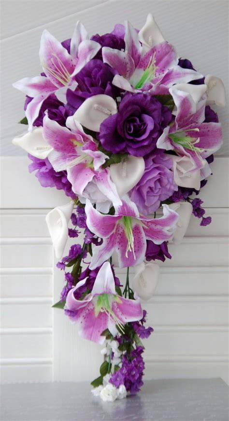 10 Idées de bouquet en cascade | Purple wedding flowers, Purple wedding bouquets, Purple calla ...