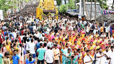 City roads chock-a-block as ‘Giri Pradakshina’ begins - The Hindu