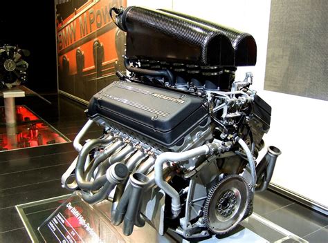 File:Mclaren-f1-1996-engine-v12-s70-02 (1).jpg - Wikimedia Commons