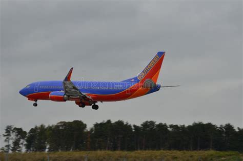 Airplane Landing (SothWest AirLines ) Editorial Photography - Image of delta, washington: 42894727